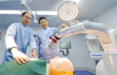 機器人“操刀”神經外科手術 精準與未來的科研美圖